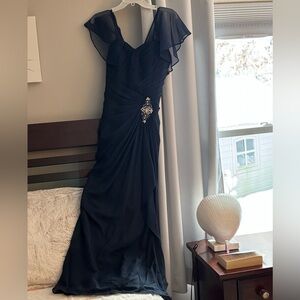 Absolutely stunning navy gown adorned with a beautiful appliqué of rhinestones!!